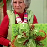 How to make wreaths lady shows how to wrap Christmas presents with pizazz